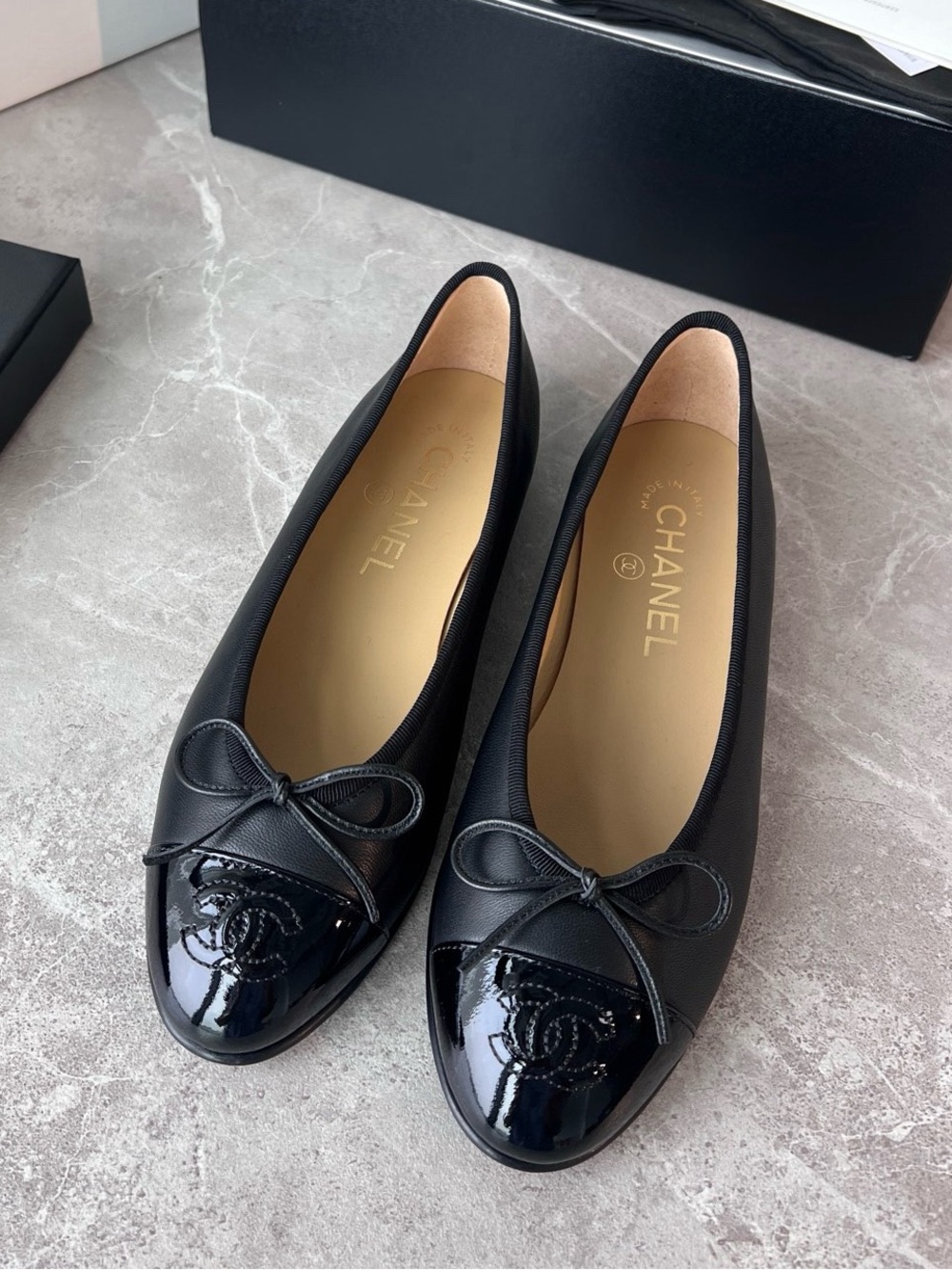 CHANEL Black Leather and Patent Cap-Toe Ballet Flats💕